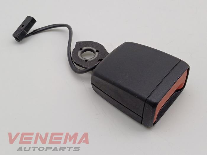 Bakre bältesspänne, vänster från en Audi A5 Cabrio (F57/F5E) 3.0 TDI V6 24V Quattro 2017