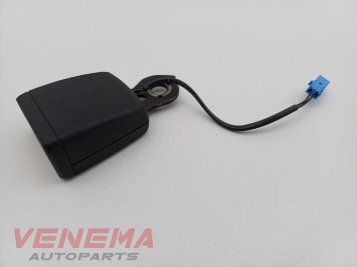 Bakre bältesspänne, höger från en Audi A5 Cabrio (F57/F5E) 3.0 TDI V6 24V Quattro 2017