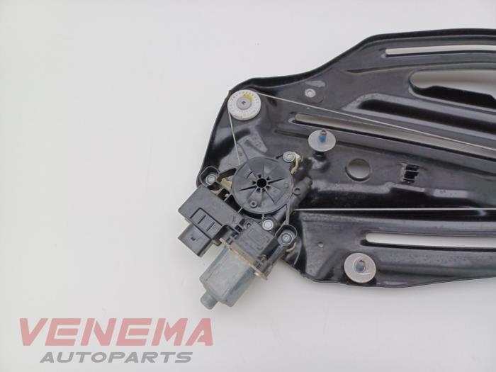 Fönstermekanism, 2-dörrars, vänster bak från en Audi A5 Cabrio (F57/F5E) 3.0 TDI V6 24V Quattro 2017