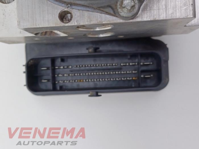 ABS-pump från en Audi A5 Cabrio (F57/F5E) 3.0 TDI V6 24V Quattro 2017