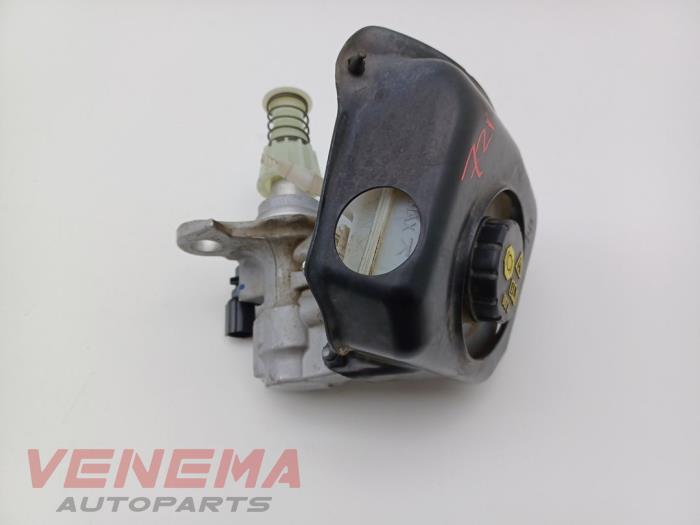 Huvudcylinder från en Audi A5 Cabrio (F57/F5E) 3.0 TDI V6 24V Quattro 2017