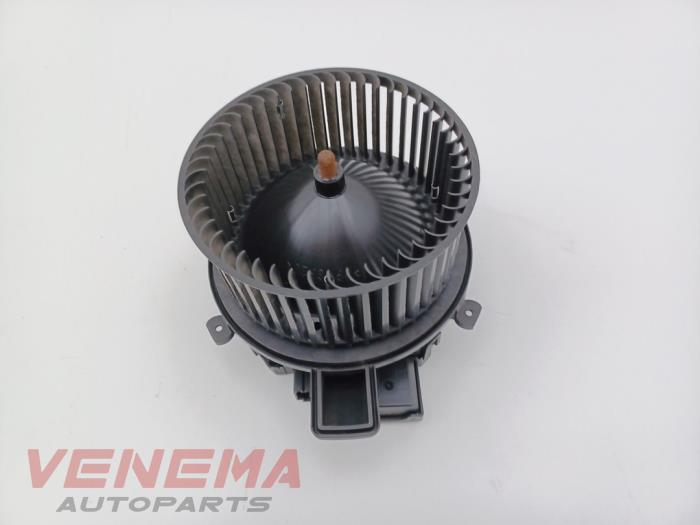 Fläktmotor för uppvärmning och ventilation från en Audi A5 Cabrio (F57/F5E) 3.0 TDI V6 24V Quattro 2017