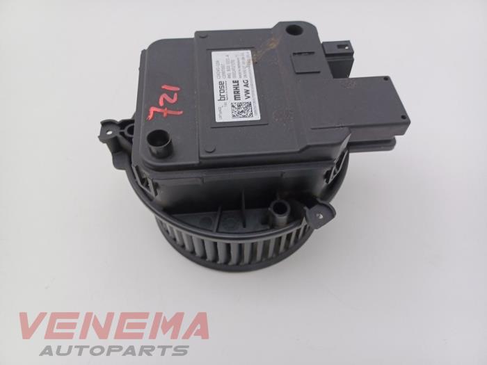 Fläktmotor för uppvärmning och ventilation från en Audi A5 Cabrio (F57/F5E) 3.0 TDI V6 24V Quattro 2017