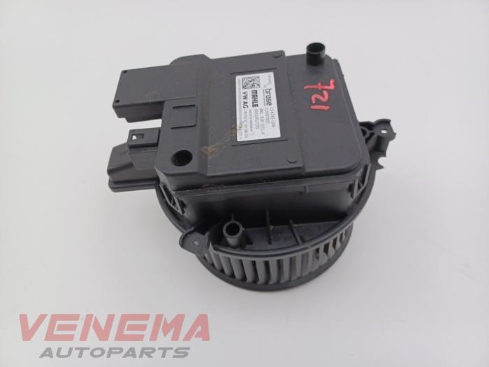 Fläktmotor för uppvärmning och ventilation från en Audi A5 Cabrio (F57/F5E) 3.0 TDI V6 24V Quattro 2017