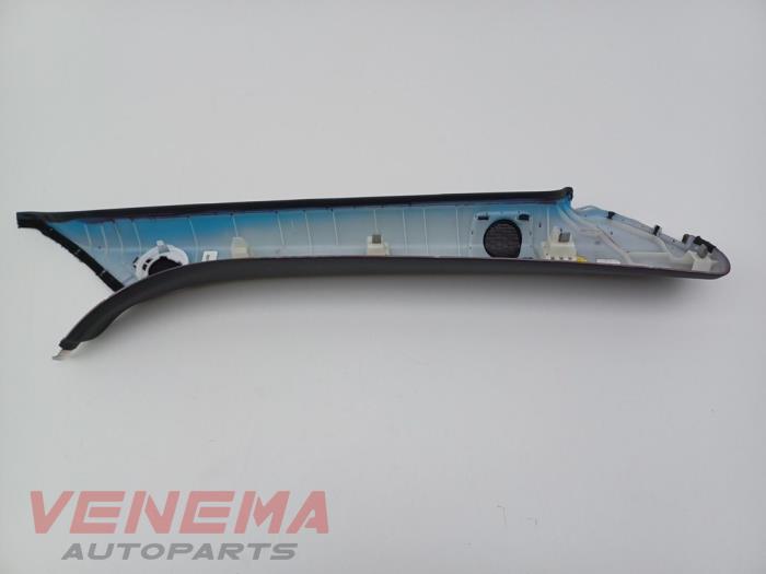 Liststripe, vänster fram från en Audi A5 Cabrio (F57/F5E) 3.0 TDI V6 24V Quattro 2017