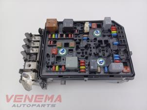 Gebruikte Zekeringkast Opel Astra K 1.0 Turbo 12V Prijs € 149,99 Margeregeling aangeboden door Venema Autoparts