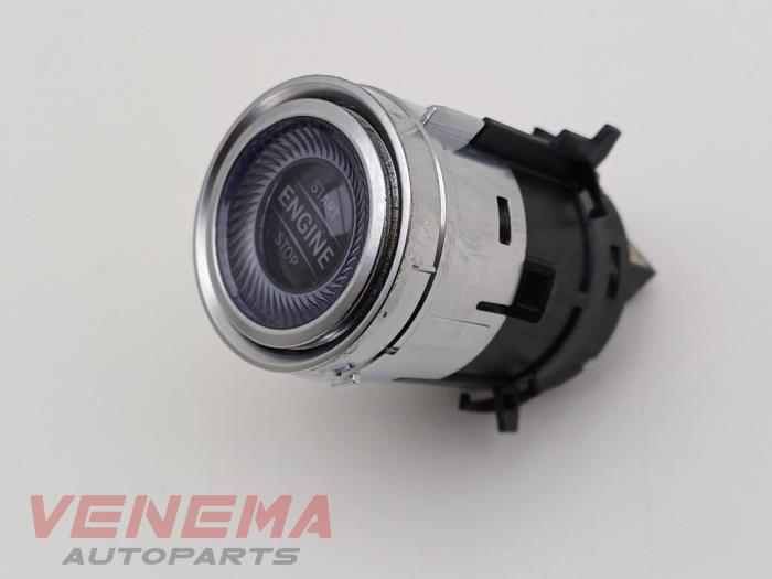 Start/stopp-brytare från en Mercedes-Benz C (W205) C-200d 1.6 Turbo 16V 2019