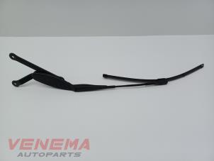 Begagnade Främre torkararm Mercedes C (W205) C-200d 1.6 Turbo 16V Pris € 14,99 Marginaltabell erbjuds av Venema Autoparts