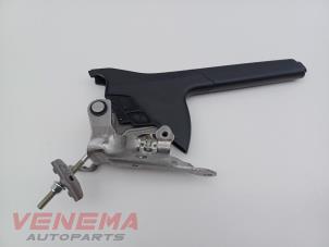 Używane Dzwignia hamulca postojowego Opel Corsa F (UB/UH/UP) 1.2 12V 75 Cena € 49,99 Procedura marży oferowane przez Venema Autoparts