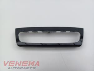 Begagnade Dekorstripe, instrumentbräda Opel Corsa F (UB/UH/UP) 1.2 12V 75 Pris € 14,99 Marginaltabell erbjuds av Venema Autoparts
