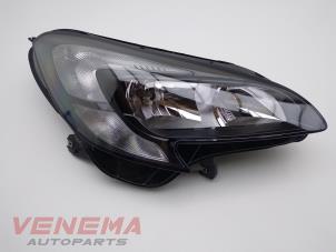 Gebruikte Koplamp rechts Opel Corsa E 1.2 16V Prijs € 299,99 Margeregeling aangeboden door Venema Autoparts