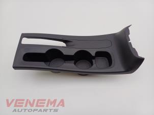 Używane Uchwyt na kubek Opel Corsa F (UB/UH/UP) 1.2 12V 75 Cena € 14,99 Procedura marży oferowane przez Venema Autoparts