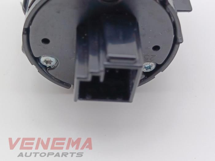 Start/stopp-brytare från en Mercedes-Benz C (W206) C-200 1.5 EQ Boost 4-Matic 2024