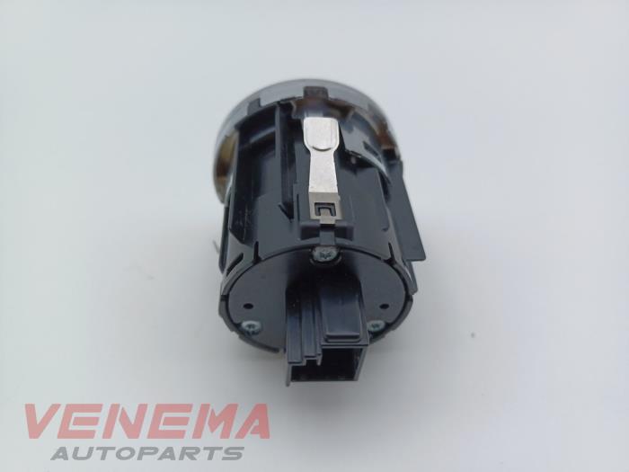 Start/stopp-brytare från en Mercedes-Benz C (W206) C-200 1.5 EQ Boost 4-Matic 2024