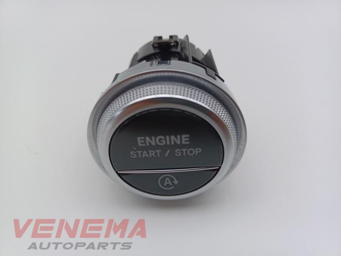 Start/stopp-brytare från en Mercedes-Benz C (W206) C-200 1.5 EQ Boost 4-Matic 2024