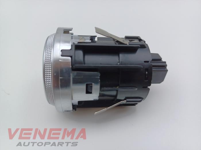 Start/stopp-brytare från en Mercedes-Benz C (W206) C-200 1.5 EQ Boost 4-Matic 2024