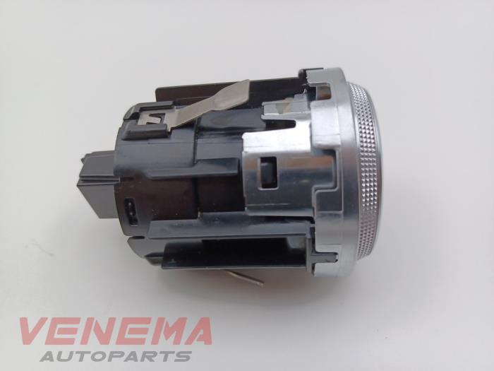 Start/stopp-brytare från en Mercedes-Benz C (W206) C-200 1.5 EQ Boost 4-Matic 2024