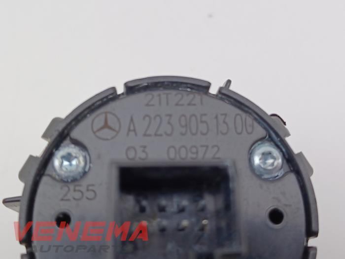 Start/stopp-brytare från en Mercedes-Benz C (W206) C-200 1.5 EQ Boost 4-Matic 2024