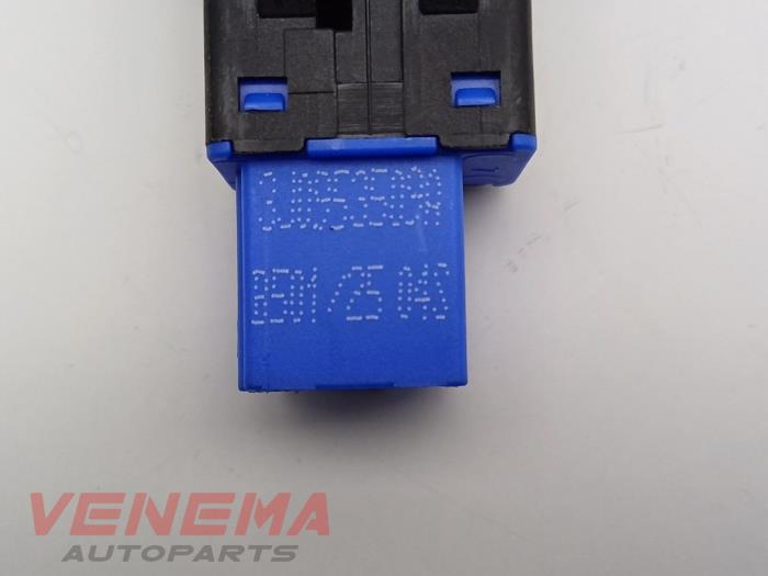 Nödbelysningsbrytare från en Volkswagen Passat Variant (CJ5) 2.0 TDI 16V 2025