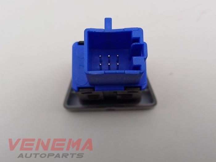 Nödbelysningsbrytare från en Volkswagen Passat Variant (CJ5) 2.0 TDI 16V 2025