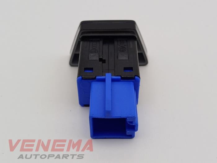 Nödbelysningsbrytare från en Volkswagen Passat Variant (CJ5) 2.0 TDI 16V 2025