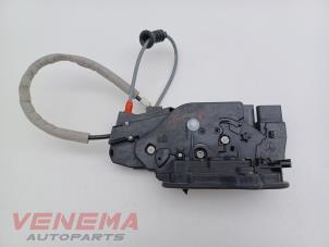 Begagnade Dörrlåsmekanism, 4-dörrars, vänster bak Mercedes A (177.0) 2.0 A-220 Turbo 16V Pris € 34,99 Marginaltabell erbjuds av Venema Autoparts