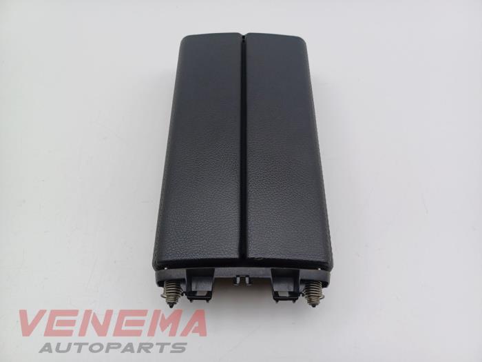 Podlokietnik z Mercedes-Benz A (177.0) 2.0 A-220 Turbo 16V 2019