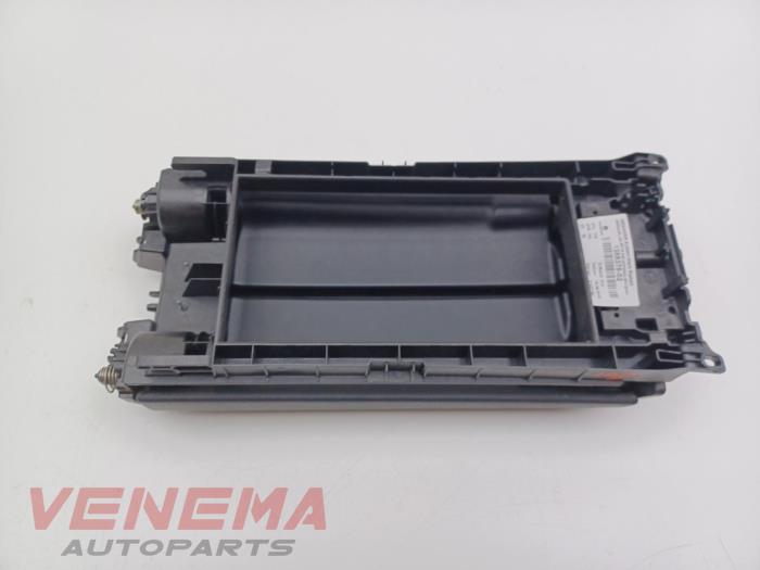 Podlokietnik z Mercedes-Benz A (177.0) 2.0 A-220 Turbo 16V 2019