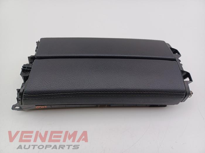 Podlokietnik z Mercedes-Benz A (177.0) 2.0 A-220 Turbo 16V 2019