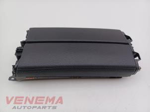 Używane Podlokietnik Mercedes A (177.0) 2.0 A-220 Turbo 16V Cena € 69,99 Procedura marży oferowane przez Venema Autoparts