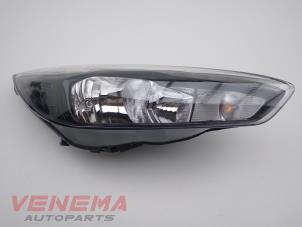 Używane Reflektor prawy Ford Focus 3 Wagon 1.0 Ti-VCT EcoBoost 12V 125 Cena € 249,99 Procedura marży oferowane przez Venema Autoparts