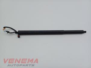 Begagnade Gasfjäder, vänster bak Nissan Qashqai (J12) 1.3 DIG-T MHEV 16V Pris € 99,99 Marginaltabell erbjuds av Venema Autoparts