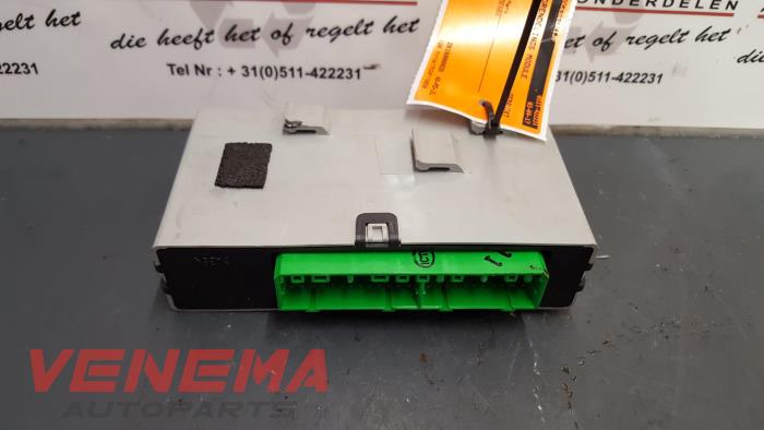 Centrallåsmodul från en Volvo V40 (VW) 2.0 16V 2002