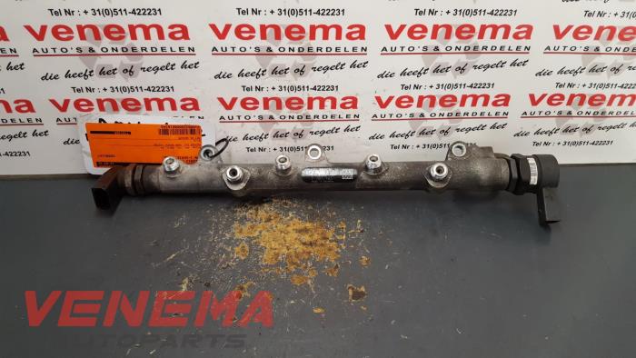 Bränsleinsprutningsmunstycke från en BMW 1 serie (E87/87N) 118d 16V 2006