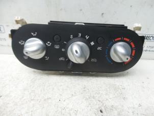 Gebruikte Bedieningspaneel Airco Renault Twingo II (CN) 1.2 16V Prijs op aanvraag aangeboden door N Kossen Autorecycling BV