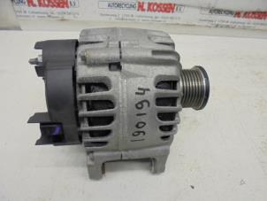 Begagnade Dynamo Renault Clio IV (5R) 0.9 Energy TCE 90 12V Pris på förfrågan erbjuds av N Kossen Autorecycling BV