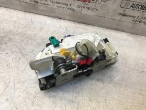 Begagnade Dörrlåsmekanism, 4-dörrars, höger fram Jeep Wrangler Unlimited (JK) 2.8 CRD 4x4 Pris på förfrågan erbjuds av N Kossen Autorecycling BV