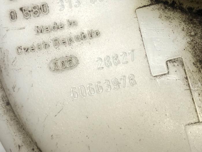 Bensinpump från en Lancia Thesis (841) 2.4 20V 2003