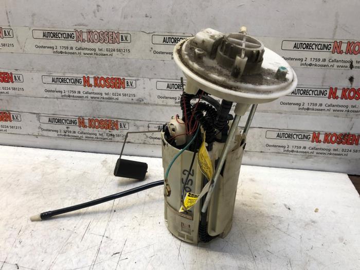 Bensinpump från en Lancia Thesis (841) 2.4 20V 2003