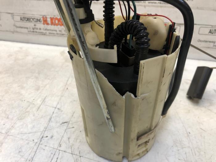 Bensinpump från en Lancia Thesis (841) 2.4 20V 2003