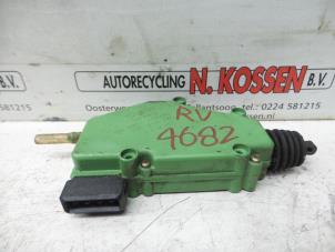 Begagnade Centrallåsmodul Volkswagen Transporter Pris på förfrågan erbjuds av N Kossen Autorecycling BV