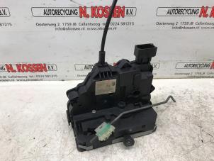 Begagnade Dörrlåsmekanism, 4-dörrars, vänster fram Opel Corsa D 1.4 16V Twinport Pris på förfrågan erbjuds av N Kossen Autorecycling BV