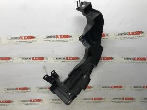 Używane Rama reflektora prawa Renault Megane III CC (EZ) 1.4 16V TCe 130 Cena na żądanie oferowane przez N Kossen Autorecycling BV