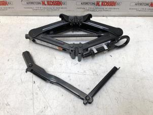 Begagnade Domkraftsset Ford Focus 3 1.0 Ti-VCT EcoBoost 12V 125 Pris på förfrågan erbjuds av N Kossen Autorecycling BV