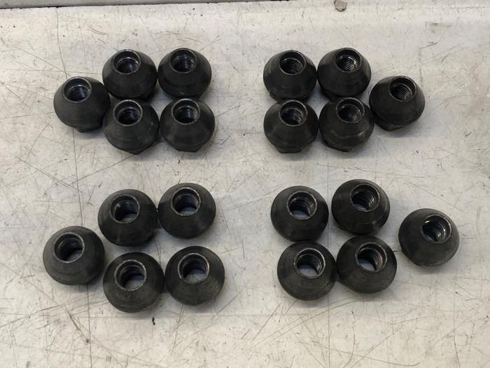 Hjulmutter från en Volvo V40 2020