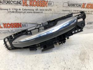 Gebruikte Portiergreep 4Deurs links-achter Mercedes C (W206) C-300 e 2.0 Turbo Prijs op aanvraag aangeboden door N Kossen Autorecycling BV