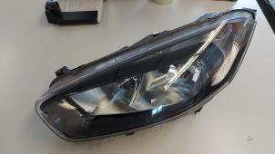 Begagnade Strålkastare, vänster Ford Transit Courier 1.5 TDCi 75 Pris på förfrågan erbjuds av N Kossen Autorecycling BV