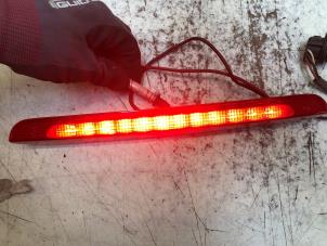 Begagnade Tredje bromsljus Renault Megane II CC (EM) 2.0 16V Pris på förfrågan erbjuds av N Kossen Autorecycling BV