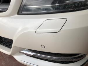 Gebruikte Afdekkap koplampsproeier links Mercedes C Estate (S204) 1.8 C-200 CGI 16V Prijs op aanvraag aangeboden door N Kossen Autorecycling BV