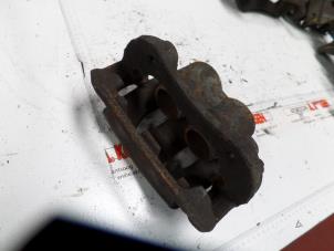 Begagnade Främre bromsok, höger Ford Transit 2.4 TDdi 16V 300L Pris på förfrågan erbjuds av N Kossen Autorecycling BV